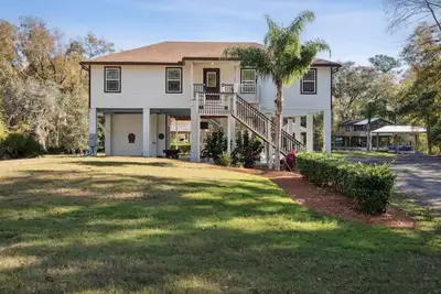 Image de Fabulous Home on the Black Creek, firepit, water access, great views, outdoor bar, pool table, darts