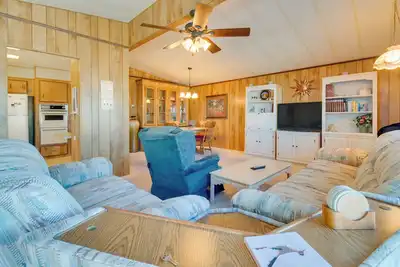 Image de 2 Mi to Lake Havasu: Pet-Friendly Home w/ Grill!