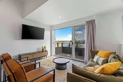 Image de Retro Lake Vista By Coast Hosting