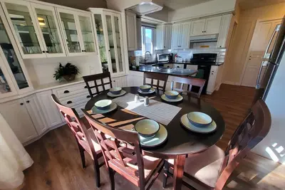 Image de 3-bedroom house in peaceful Edmonton with WiFi