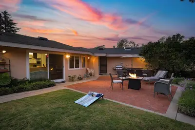 Image de East Valley Manor by AvantStay | Minutes to the Beach