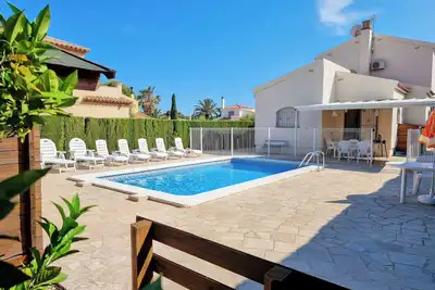 Image de Villa Nathalie. Maison de 4 chambres avec piscine privée et clôture de sécurité.