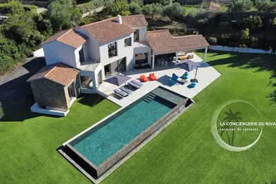 Image de Villa Maéna • Grande piscine • Entre mer et nature