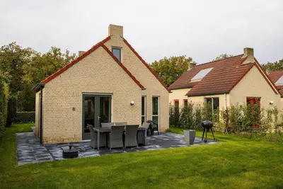 Image de Maison de vacances attrayante avec jardin