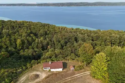 Image de New! Hill Hideaway - Secluded and Peaceful with Incredible Lakeviews!