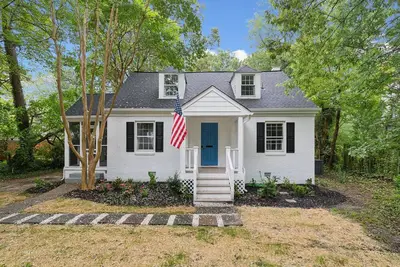 Image de Large & Centrally Located Home Walking Distance to St. Mary's Hospital