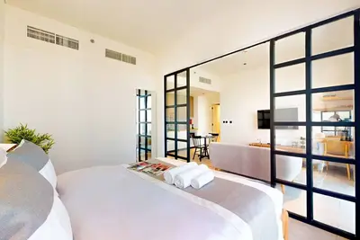 Image de Two Bedroom: Modern and Chic with Balcony