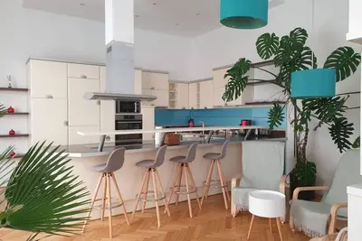 Image de Spacious apartment near city center for 8 guests