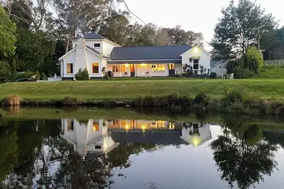 Image de Modernized country house set in beautiful gardens with swimming pool. \n