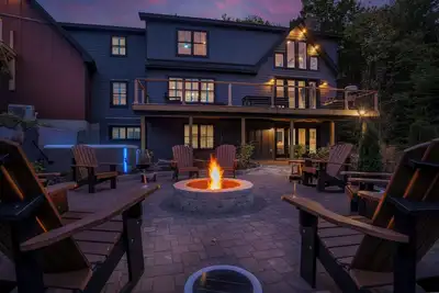 Image de Sunday River, sleeps 14, gym, chefs' kitchen, hot tub, game room, firepit, Ac