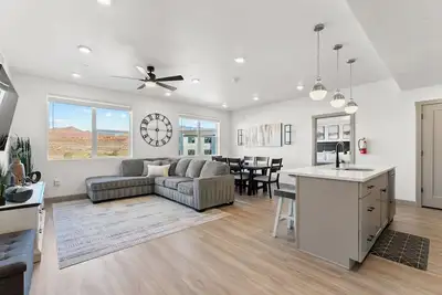 Image de Red Rock Haven: Resort Indoor/Outdoor Pool, Basketball + Pickleball Equipment!