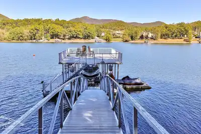 Image de Lake Reflections 3/3 Hot tub, pet friendly & fenced lakefront w/dock, paved.