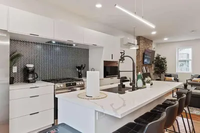 Image de Central Pittsburgh Duplex - Sleeps 16