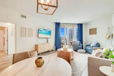 Image de Palms Paradise – Stylish 2br Condo with Views, Pool, Hot Tub & Family Amenities