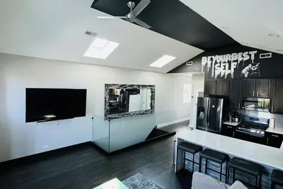 Image de Spacious 3br Apartment with Patio & Bbq, Minutes from Downtown & Cta! \n