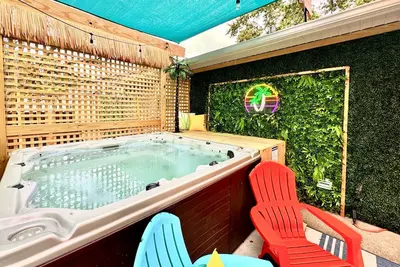 Image de Time Traveler - Hot Tub, firepit, grill, games, and fun!