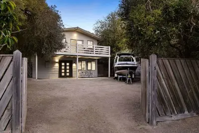 Image de Tea Tree Shores Rye a charming two-story beach house full of coastal character and warmth