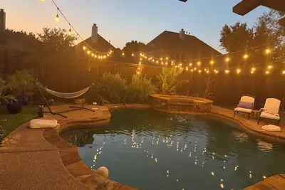 Image de Luxurious Oasis in Frisco with Heated Pool, Jacuzzi, Media Room &Grill.