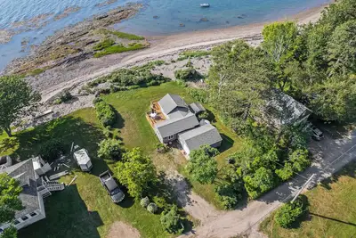Image de The Beach Pea 2 Br/1 Ba Beachside bungalow feet from the Maine shore.