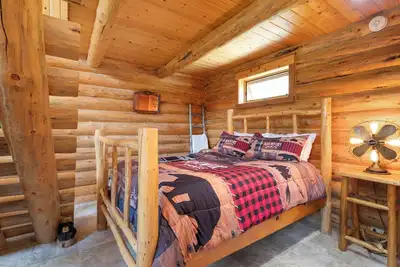 Image de Creekside log cabin near Flathead Lake