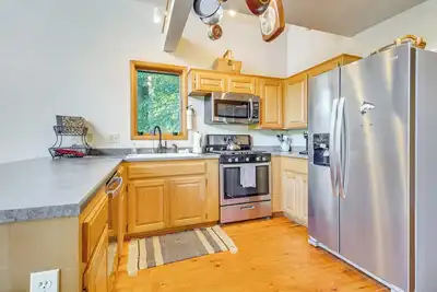 Image de Furnished Deck & On-Site Creek: Rae Valley Cabin