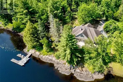 Image de The Four Seasons is a spacious retreat to gather with family and friends.