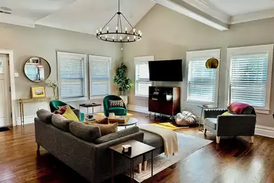 Image de Spacious 5-bedroom house in the heart of Charlotte. . . close to everything!