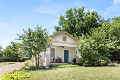Bamboo Bungalow |5 Min to Silos/Downtown