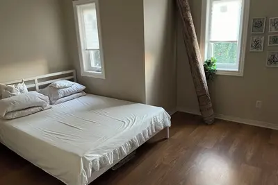 Image de Semi house \n3bedroom upstairs 2 bathroom \nOne bedroom bathroom in the basement