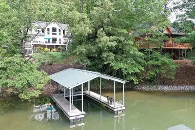 Image de Spacious 8-bedroom house with WiFi and Ac on peaceful Lake Keowee private cove.
