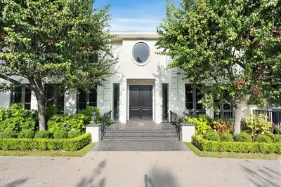 Image de Luxurious 6 Bedroom villa in phenomenal Beverly Hills Flats.