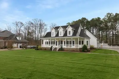 Image de Southern Charm! Theater Room, Hot Tub, Game Space!