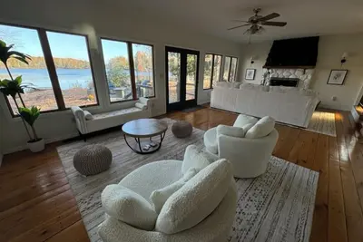 Image de Cozy Romantic Winter Escape with Stunning Lake Views!