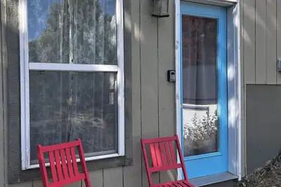 Charming 1-bedroom apartment in downtown historic Weston