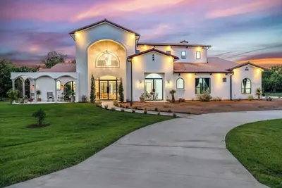 Image de Lakeside Mediterranean Mansion