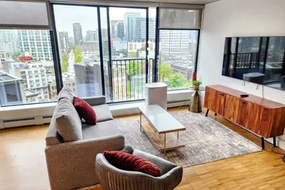 Image de Downtown Escape – Walk to Cruise Ships & Bc Place | 3 Comfy Beds