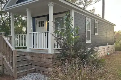 Charming cottage in Freeport near the beaches. Enjoy your stay