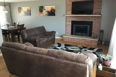 Image de Jacuzzi tub - fireplace - Self check-in- off street parking!