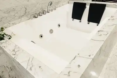 Image de Charming 4-bedroom estate with fitness room, movie theater & sauna in Riverside