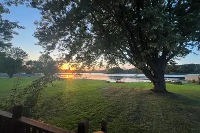 Image de Charming 3-bedroom cottage on the lake in lovely Linden with a beautiful view!