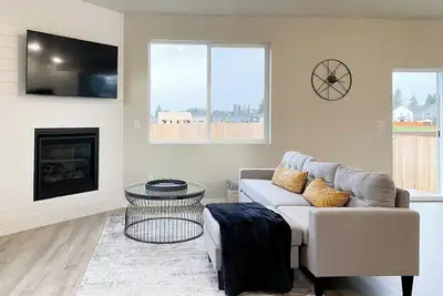 Image de Brand New Charming 3-bedroom house with Ac and WiFi in welcoming Vancouver