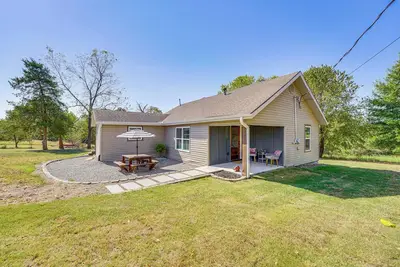 Image de 12 Mi to Dtwn Fayetteville: Home w\/ Fire Pit!