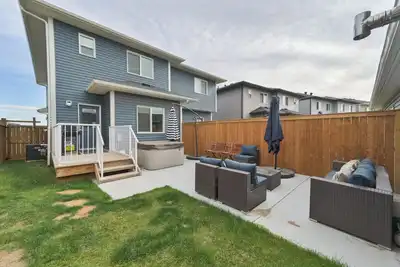 Image de Private Hot Tub! New Modern Home, 5min to Airport!