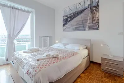 Cenisia Roomy Apt x6- w/ Balcony