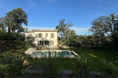 Image de Bastide rénovée avec grand jardin et piscine, \nau calme, idéal pour les familles