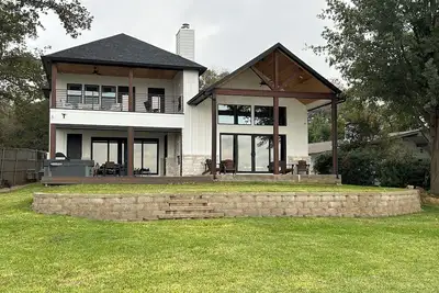 Image de Beautiful Lakefront House with Amazing Views