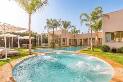 Image de Villa Bahamas : Élégance, Jacuzzi Relaxant et Terrain Multisports à Marrakech