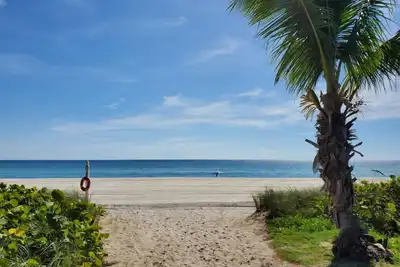 Image de Charming 2-bedroom Luxury Condo on the sand with amazing unobstructed views.