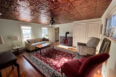 Image de Historic charming pet and family friendly   3-bedroom farmhouse in Camden.