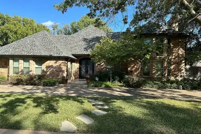 Image de Quaint/Quiet Neighborhood- 5 bedroom home with gardens, pool/hot tub.